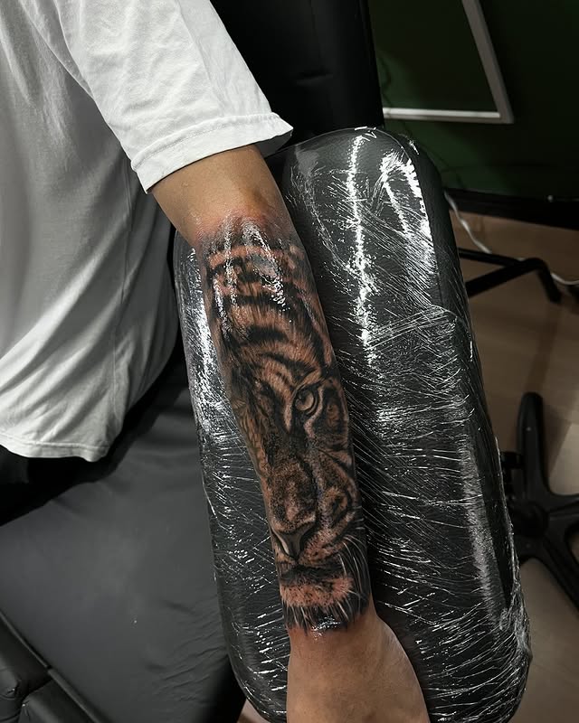 Tatuagem de tigre realista — cliente Bruno Castilho